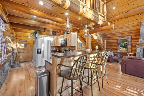 Kitchen or kitchenette, Seating area, dishwasher, minibar, oven, stove