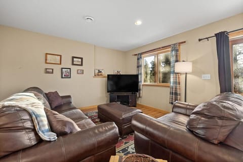 Communal lounge/ TV room, TV and multimedia, Living room, Seating area, Evening entertainment