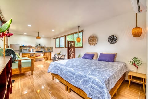 Bed, Kitchen or kitchenette, Photo of the whole room, Bedroom