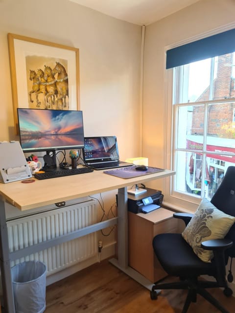 West Street Views #2 - Central apartment with home office Apartment in East Dorset District