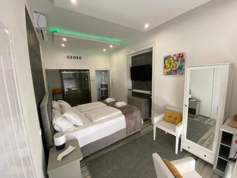 Bed, TV and multimedia, Photo of the whole room, Bedroom, towels, wardrobe, air conditioner