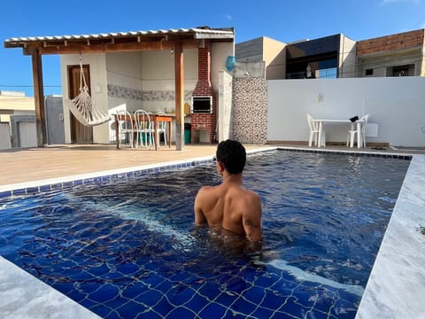 Guests, Swimming pool