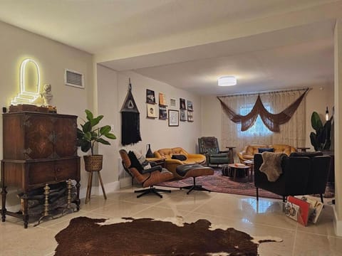 Living room, Seating area