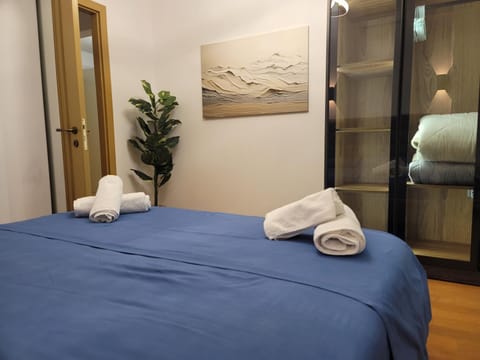 Bed, Photo of the whole room, Bedroom, towels