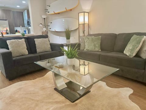 Surfs up! Cozy 1 Bedroom Condo with Fountain View Apartment hotel in Westwood