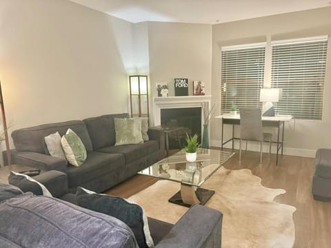 Surfs up! Cozy 1 Bedroom Condo with Fountain View Apartment hotel in Westwood