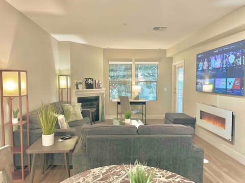 Surfs up! Cozy 1 Bedroom Condo with Fountain View Apartment hotel in Westwood