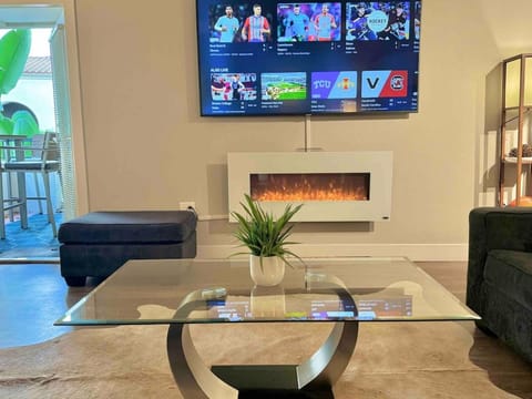 Surfs up! Cozy 1 Bedroom Condo with Fountain View Apartment hotel in Westwood