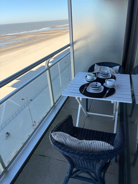 Day, View (from property/room), Balcony/Terrace, Dining area, Sea view