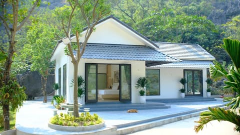Property building, Day, Balcony/Terrace