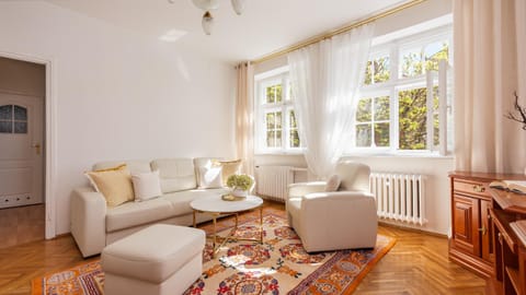 Bed, Living room, Photo of the whole room, Seating area