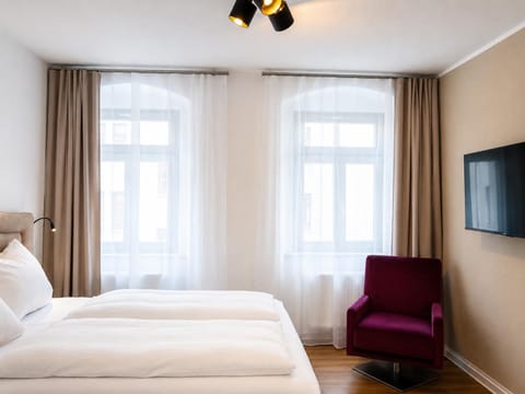 Communal lounge/ TV room, Bed, Bedroom
