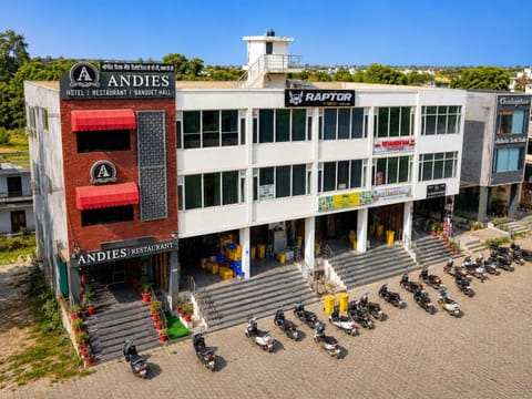 Property building, Day, City view, Location, Parking