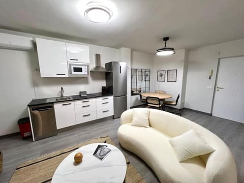 Coffee/tea facilities, Living room, dishwasher, microwave, toaster, kitchen