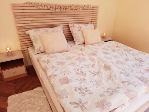 Photo of the whole room, Bedroom