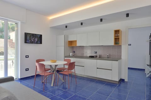 Kitchen or kitchenette, Dining area, dishwasher, stove