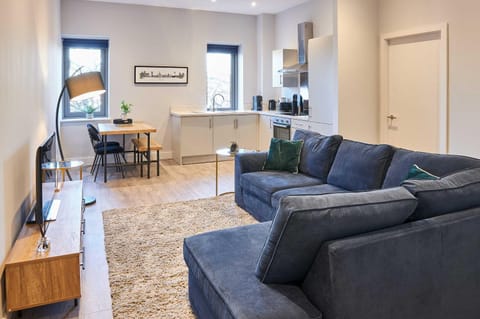 TV and multimedia, Kitchen or kitchenette, Living room, Seating area, Dining area