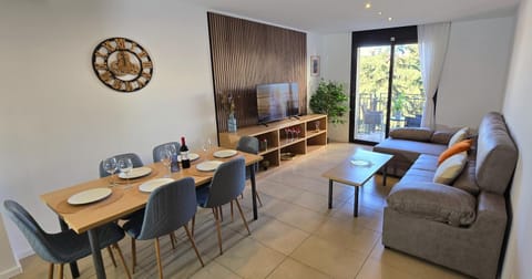 TV and multimedia, Balcony/Terrace, Living room, Dining area, City view