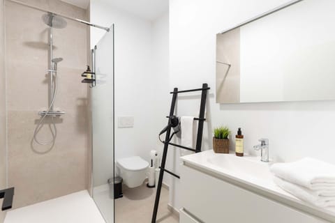 Shower, Toilet, Bathroom, towels