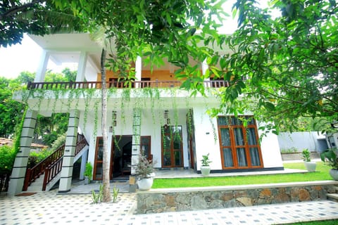 Property building, Facade/entrance, Day, Garden, Garden view