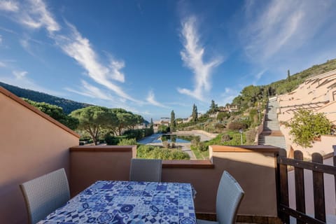 Natural landscape, View (from property/room), Balcony/Terrace, Dining area