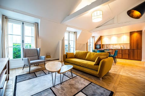 Kitchen or kitchenette, Living room, Seating area