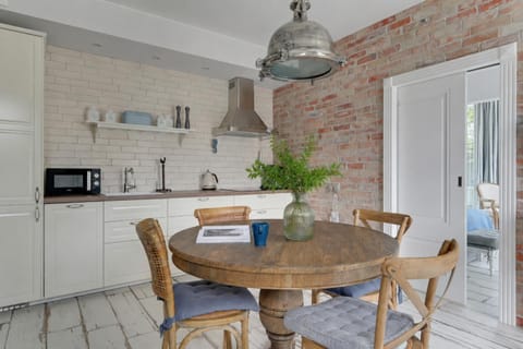 Coffee/tea facilities, Kitchen or kitchenette, Dining area, stove