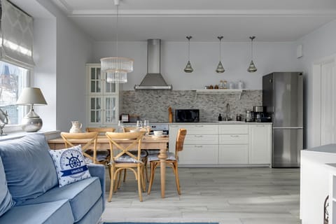 Kitchen or kitchenette, Dining area, dishwasher