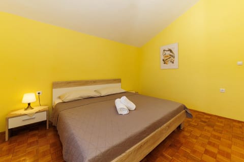 Bed, Decorative detail, Bedroom, towels