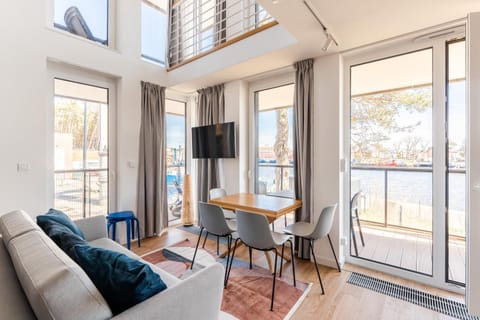 TV and multimedia, View (from property/room), Balcony/Terrace, Living room, Seating area, Dining area