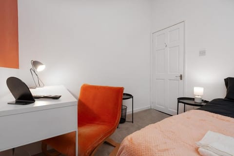 Three Bedroom House by Brookland Stays Serviced Accommodation Short Lets Manchester with Free WiFi Apartment in England