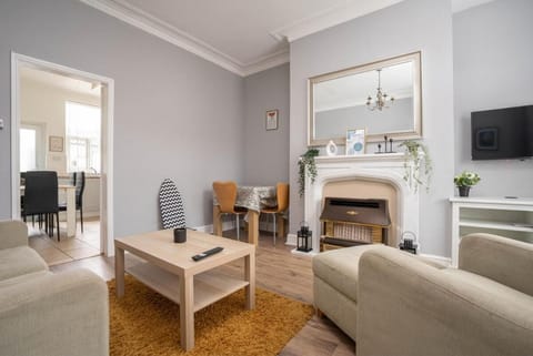 Three Bedroom House by Brookland Stays Serviced Accommodation Short Lets Manchester with Free WiFi Apartment in England