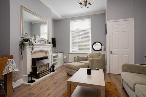Three Bedroom House by Brookland Stays Serviced Accommodation Short Lets Manchester with Free WiFi Apartment in England