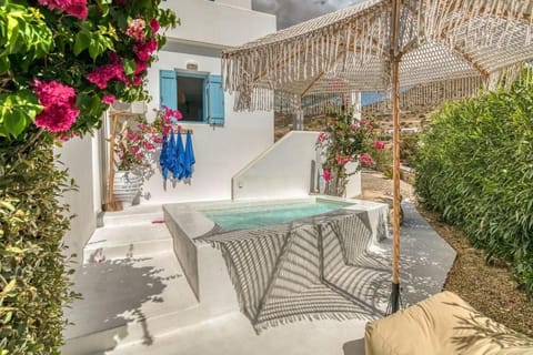 Property building, Day, Garden, Seating area, Swimming pool
