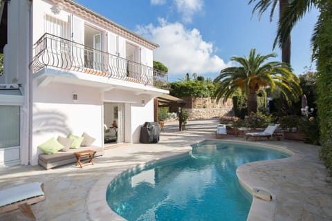 Property building, Patio, Day, Garden, Garden view, Pool view, Swimming pool, sunbed