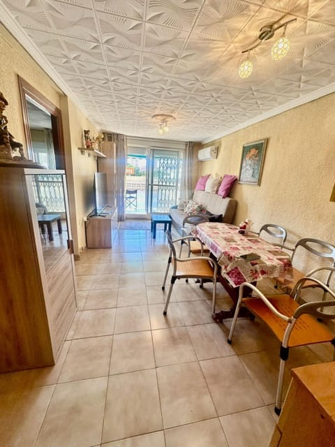 Restaurant/places to eat, Living room, Seating area, Dining area, air conditioner