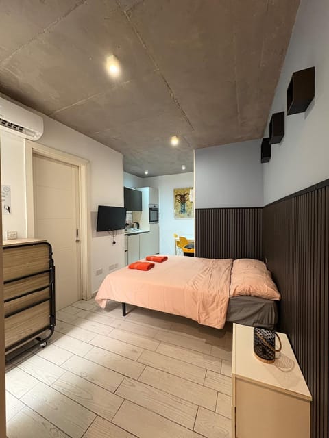 Bed, TV and multimedia, Bedroom