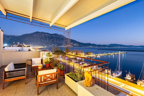 Patio, Natural landscape, View (from property/room), Balcony/Terrace, Living room, Seating area, Dining area, Mountain view, Sea view