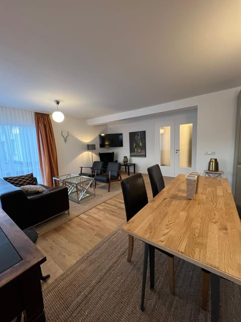 Communal lounge/ TV room, TV and multimedia, Living room, Seating area, Dining area