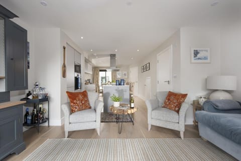 TV and multimedia, Kitchen or kitchenette, Living room, Seating area, Dining area