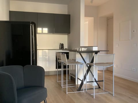 Kitchen or kitchenette, Dining area, oven, stove