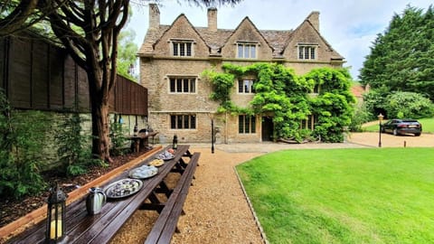 Property building, Restaurant/places to eat, Day, Garden, Garden