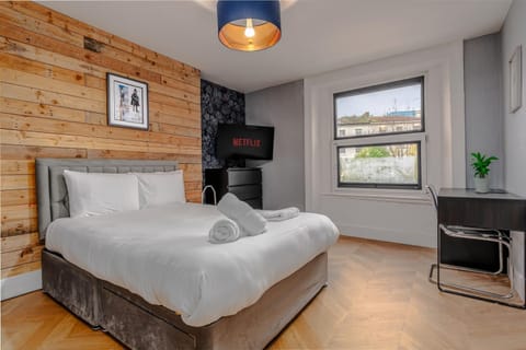 Bed, TV and multimedia, Photo of the whole room, Bedroom