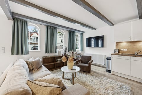 TV and multimedia, Kitchen or kitchenette, Living room