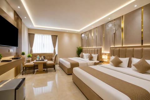 Bed, TV and multimedia, Living room, Photo of the whole room, Seating area, Bedroom