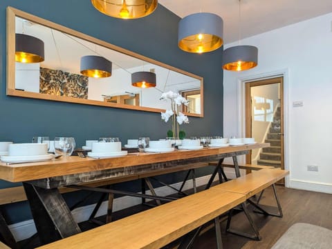 Seating area, Dining area