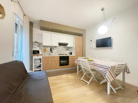 Kitchen or kitchenette, Living room, Dining area, oven, stove