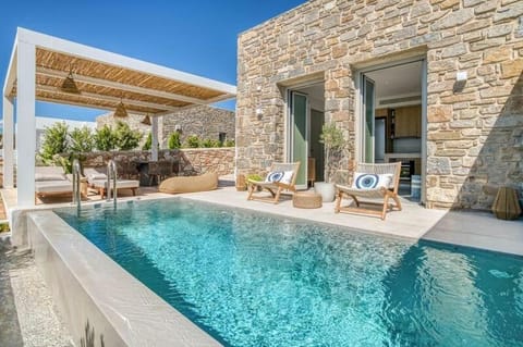 Property building, Day, Pool view, Swimming pool, Swimming pool, sunbed