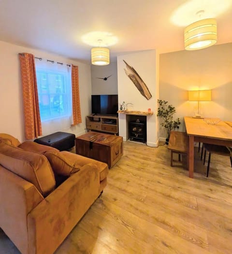 TV and multimedia, Living room, Seating area, Dining area