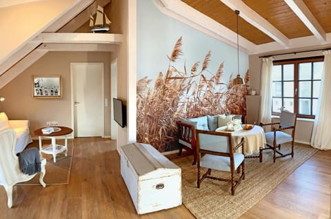 TV and multimedia, Living room, Photo of the whole room, Seating area, Dining area
